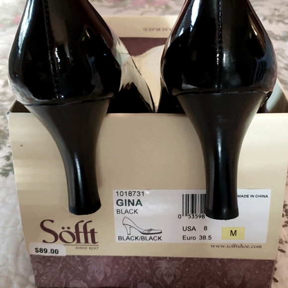 Patent black leather ladies shoes 8M - Picture 2 of 5